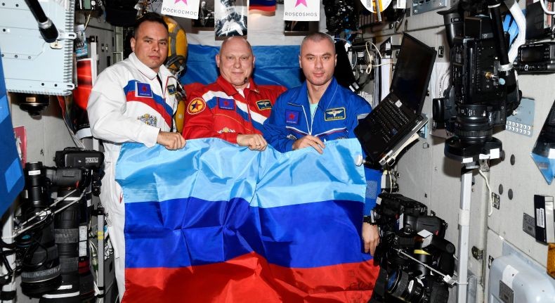 Kosmonot Rusia Rayakan Penaklukan Luhansk di Luar Angkasa:  Hari yang Ditunggu-tunggu!