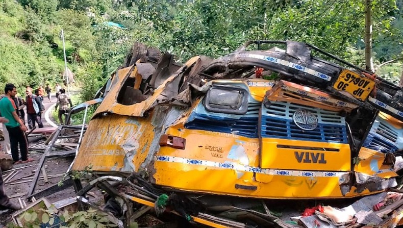 Bus Terjun Bebas ke Jurang setelah Tergelincir, 16 Penumpang Tewas Termasuk Pelajar