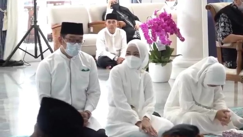 Keluarga Besar dan ASN Lepas Keberangkatan Ridwan Kamil, Atalia, dan Zara ke Mekkah