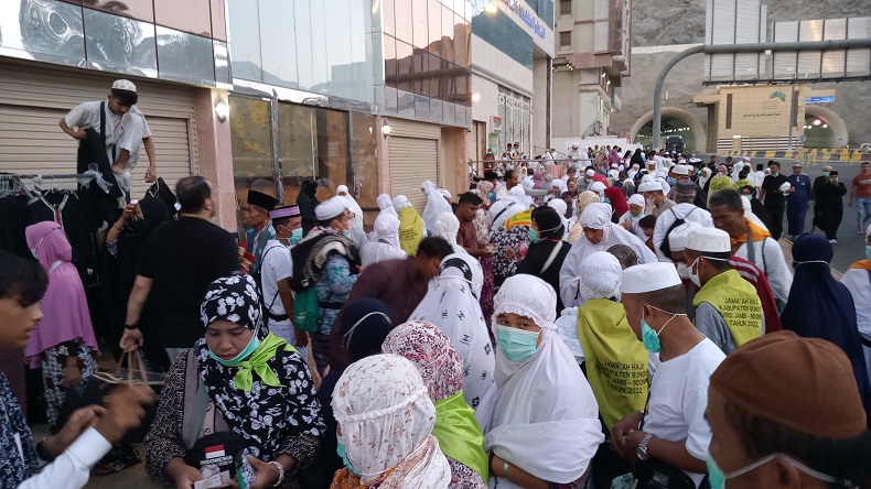 Cara Unik Pedagang di Makkah Tawarkan Barang ke Jemaah Indonesia : 100.000 Jokowi