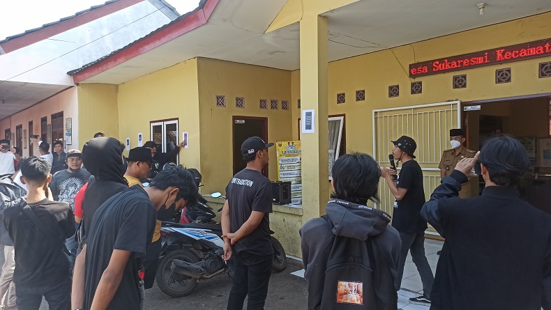 Kades Sukaresmi Sukabumi Diduga Arogan dan Ngajak Duel, Puluhan Warga Geruduk Balai Desa