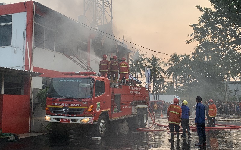 Kebakaran Hanguskan Rumah Makan Padang di Tangerang, 2 Petugas Damkar Terluka