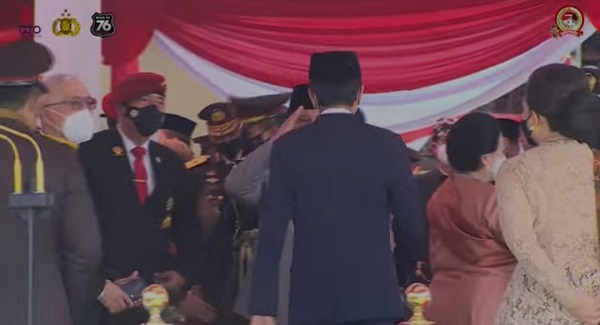 Momen Prabowo Beri Hormat ke Jokowi saat Tamu yang Lain Pilih Jabat Tangan di HUT ke-76 Bhayangkara