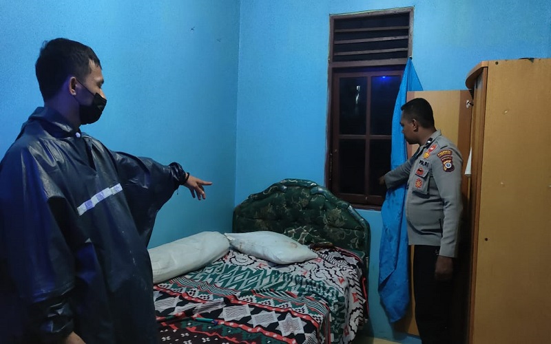 Pergoki Istri Asyik Tidur dengan Selingkuhan di Kos, Pria Ini Dobrak Jendela Bawa Pisau