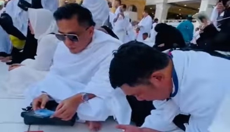 Tahlil untuk Emmeril Kahn Mumtadz Dipimpin Gus Miftah Menggema di Depan Kakbah