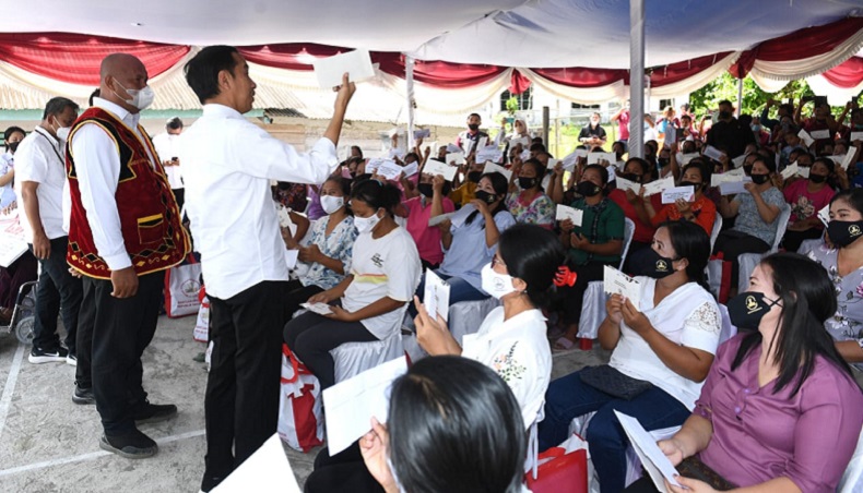 Jokowi Serahkan Bantuan di Pasar Alasa: Bukan untuk Beli HP Ya