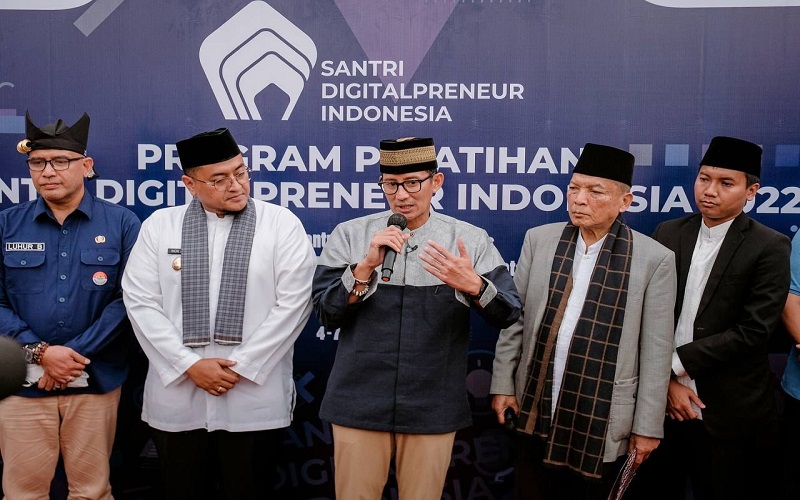 Kunjungi Sumbar, Sandiaga Uno Pacu Santri Tanah Datar Gunakan Platform Digital untuk Berkarya  