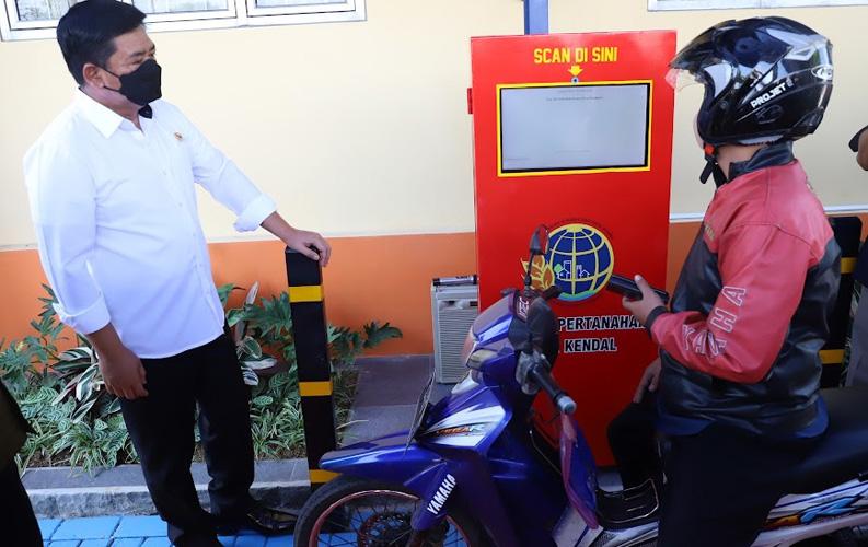  Menteri ATR/BPN Hadi Tjahjanto Apresiasi Pelayanan Pertanahan Drive Thru di Kendal