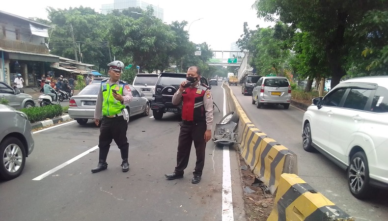 Tertinggal Rombongan Pengantar Jenazah, Mobil Ngebut Tabrak Separator di Jalan Pramuka Raya