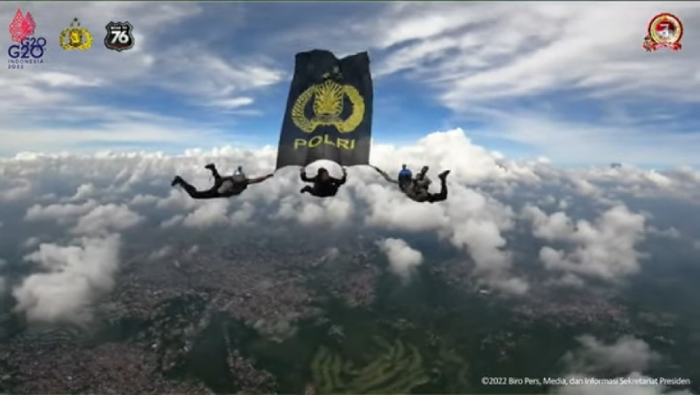 Penampakan 41 Penerjun TNI-Polri Kompak Kibarkan Bendera saat HUT ke-76 Bhayangkara