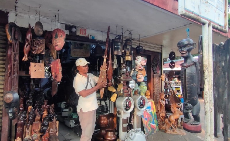 Kisah Inspiratif Penjual Barang Antik Sukses Kuliahkan Anak hingga S2