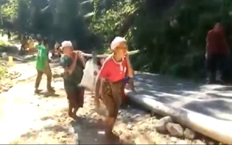 Rombongan Emak-Emak Jadi Kuli Panggul Adukan Semen, Ikhlas Demi Perbaiki Jalan Rusak