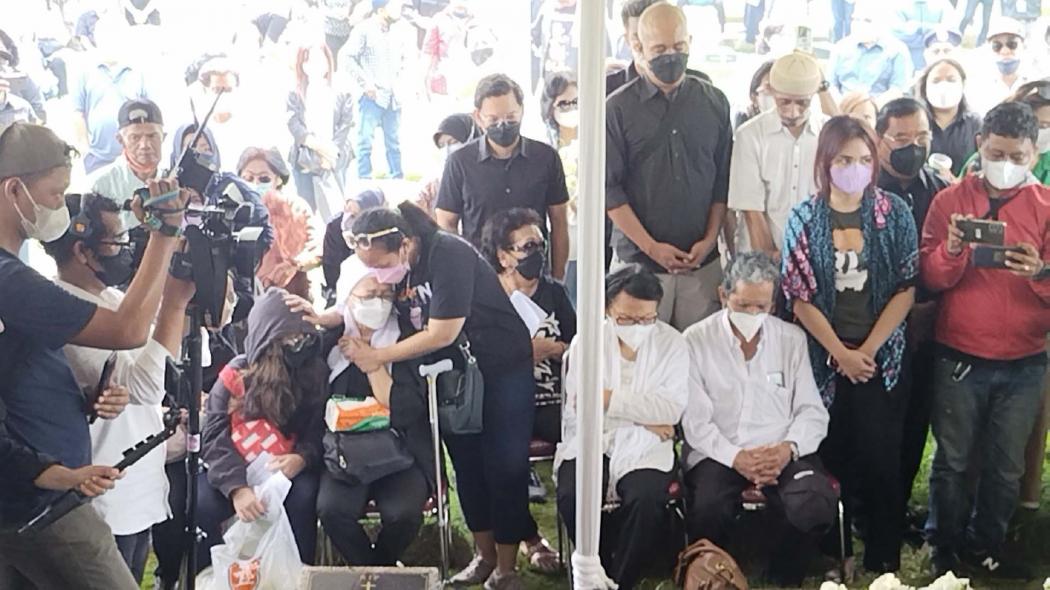 Lagu Widuri Mengiringi Pemakaman Bob Tutupoly, Sang Istri Rosmayasuti Nasution Tak Kuasa Menahan Air Mata