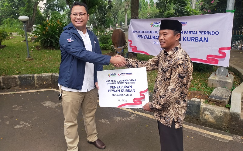 MNC Peduli dan Partai Perindo Salurkan Sapi Kurban ke Masjid Baitul Faidzin Cibinong