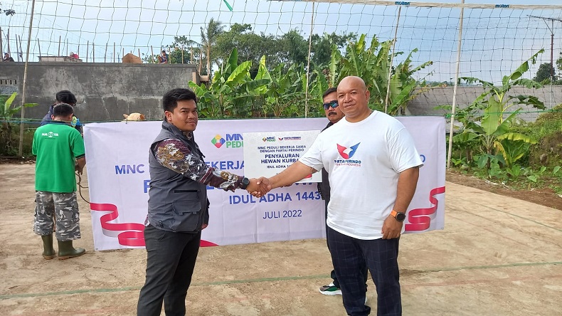 MNC Peduli dan Partai Perindo Salurkan Hewan Kurban Untuk Warga Desa Wates Jaya Bogor