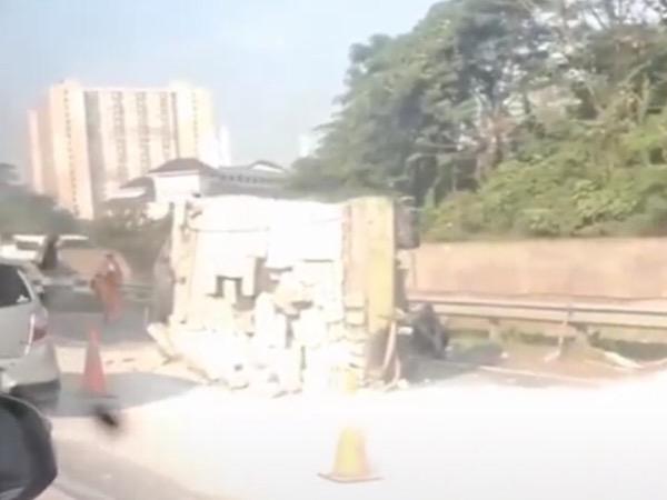 Truk Bermuatan Bata Terguling di Tol Jagorawi, Diduga karena Sopir Mengantuk