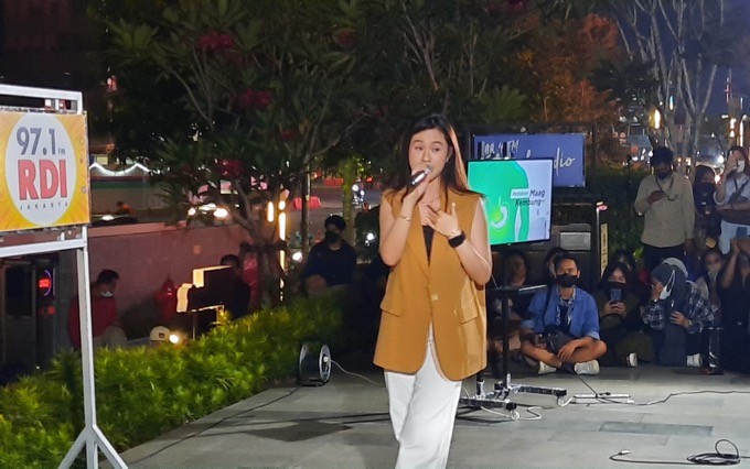 Keke Ajak Penonton Anjungan Sarinah Nyanyi Bareng di Program Twit Kustik Global Radio