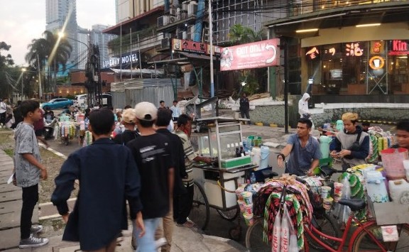 Fenomena ABG Citayam di Sudirman Bawa Berkah bagi Pedagang, Omzet Bisa Rp800.000 Sehari