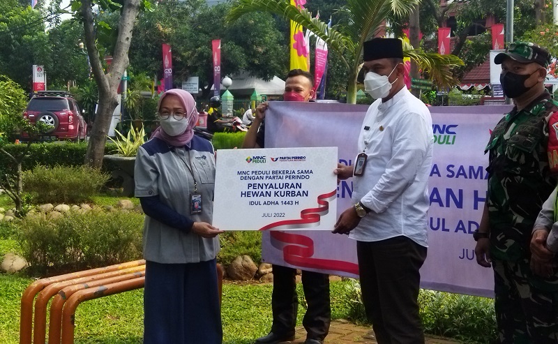 MNC Peduli dan Perindo Salurkan Hewan Kurban untuk Warga Jakbar, Camat Kebon Jeruk Beri Apresiasi