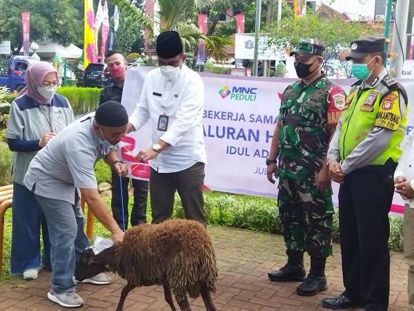 MNC Peduli dan Perindo Salurkan Hewan Kurban, Koramil Kebon Jeruk: Terima Kasih, Ini Kegiatan Positif