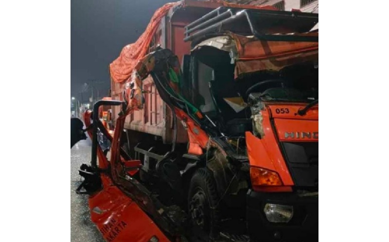 Gara-Gara Remaja Bikin Konten, 2 Truk Sampah Pemprov DKI Jakarta Tabrakan di Cipendawa Bekasi