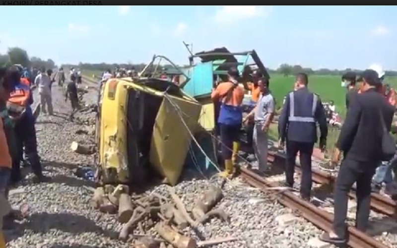 Truk Tertabrak Kereta Api di Jombang, 1 Tewas 2 Luka-Luka