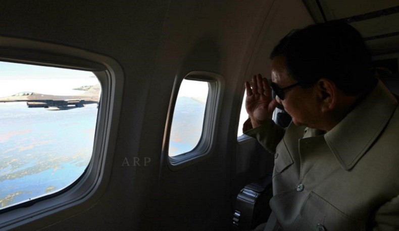 Elang-Elang Muda TNI AU Kawal Kedatangannya di Langit Iswahjudi, Prabowo Teteskan Air Mata