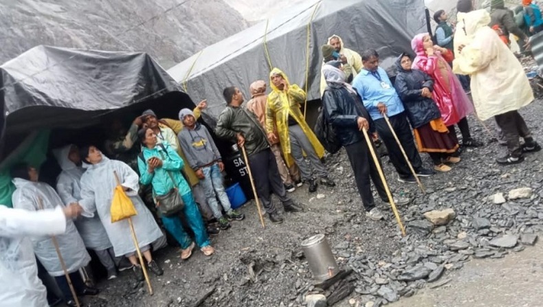 Banjir Bandang Landa Kashmir saat Ziarah Tahunan Agama Hindu, 16 Orang Tewas