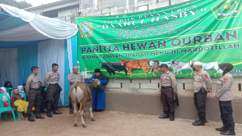 Rayakan Idul Adha, Polda Jabar dan Jajaran Bagikan 285 Sapi dan 577 Kambing Kurban
