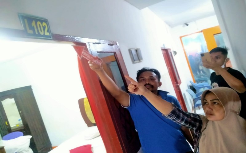 Asyik Indehoy Sama Selingkuhan, Suami di Palembang Kabur Digerebek Istri