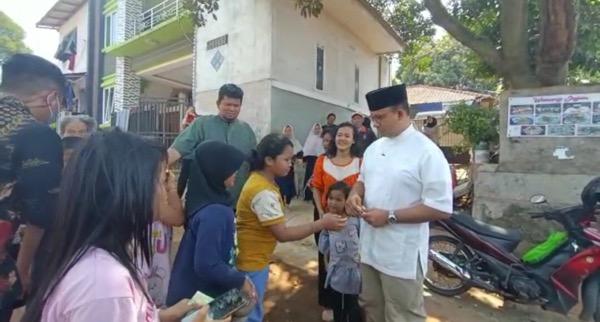 Usai Sembelih Sapi, Anies Bagikan Uang ke Anak-anak di Kediamannya