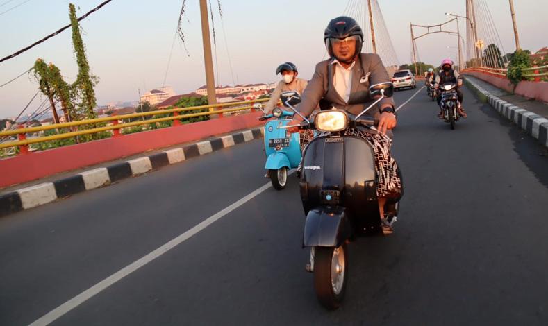  Penampakan Gus Yasin Pakai Sarung Kendarai Vespa dari Rumah Dinas ke Masjid Agung