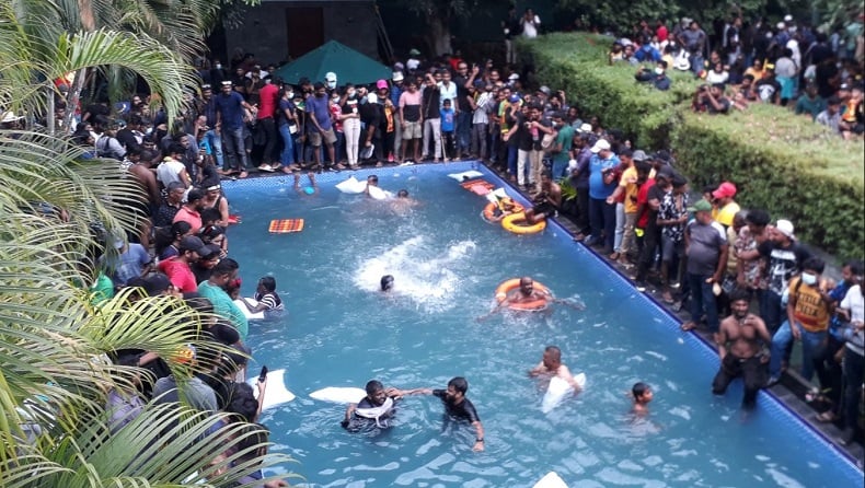 Demonstran Akan Terus Duduki Kediaman Presiden dan PM Sri Lanka hingga Keduanya Mundur