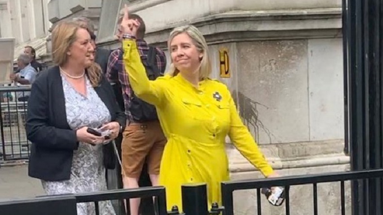 Menteri Pendidikan Inggris Dikecam usai Acungkan Jari Tengah ke Pendemo, Begini Pembelaan Dirinya