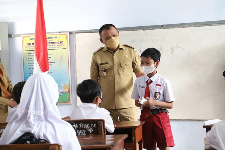 Bupati Purworejo Sidak Hari Pertama Masuk Sekolah ke SD dan SMP