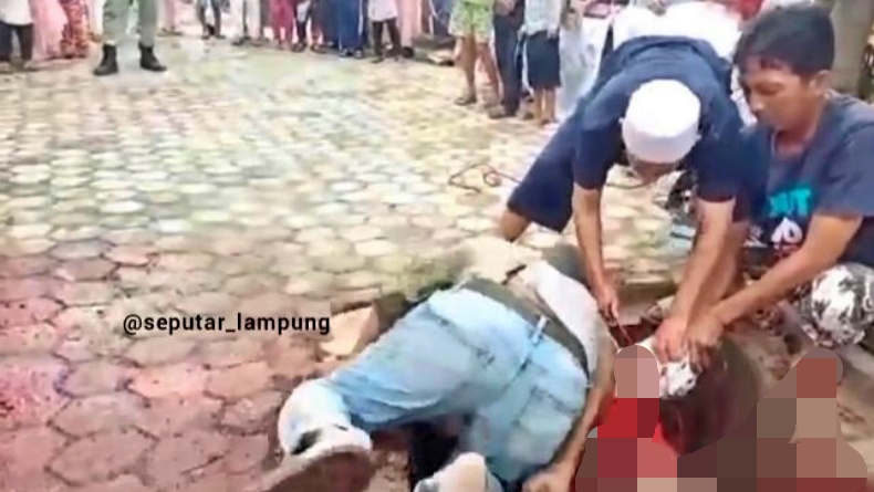 Terekam Kamera, Warga Bandarlampung Tiba-Tiba Meninggal saat Bantu Sembelih Kambing