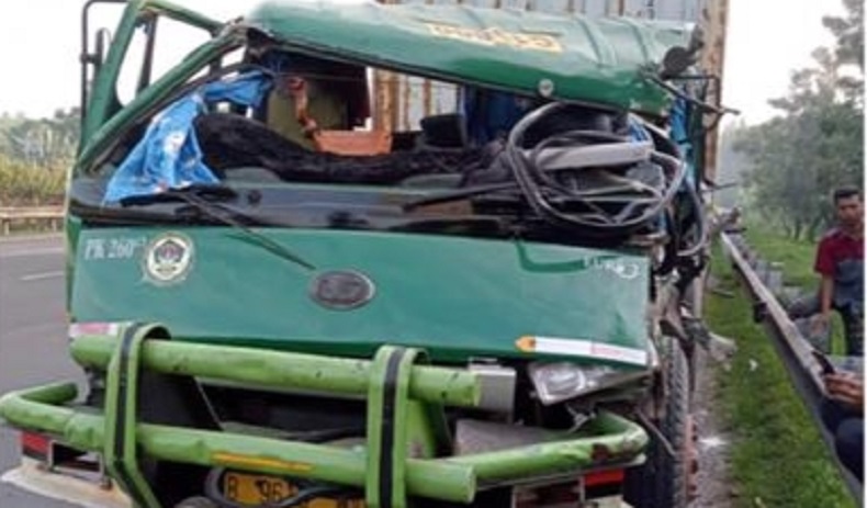 Truk Parkir di Tol Jagorawi Ditabrak hingga Ringsek, Sopir Diduga Ngantuk