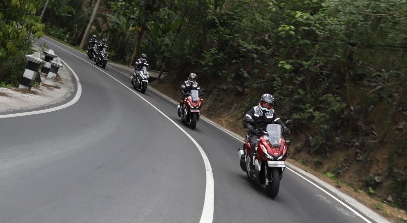 Tak Ada Engine Brake, Begini Cara Naik Motor Matik di Tanjakan dan Turunan