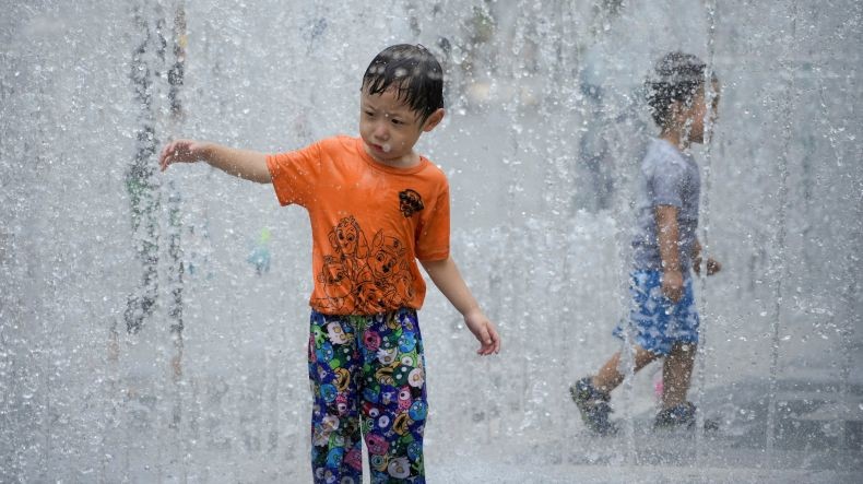Ganasnya Gelombang Panas di China, Atap Bangunan Meleleh dan Aspal Jalan Menyembul