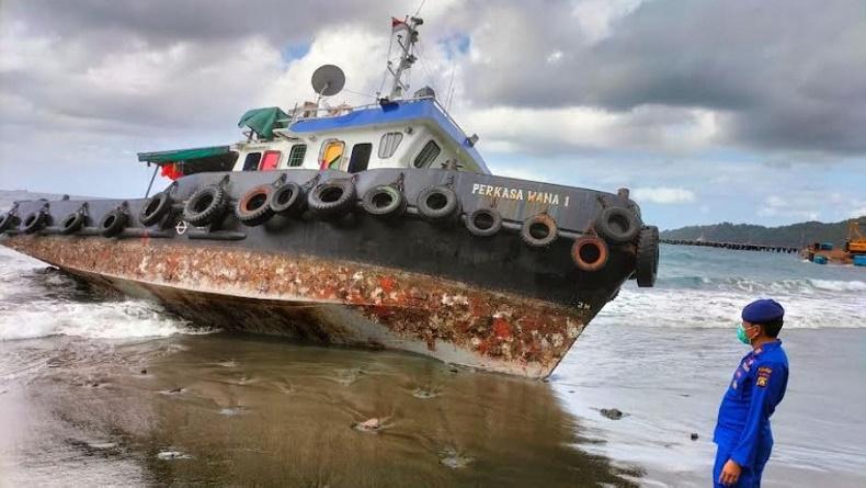 Terseret Angin Kencang, 2 Kapal Kandas di Bibir Pantai Tanah Ampo Bali