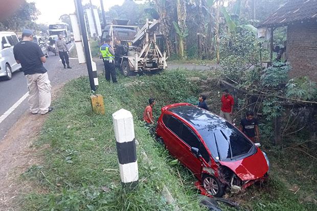 Gagal Nyalip, Honda Jazz Hantam Pengendara Motor hingga Tewas