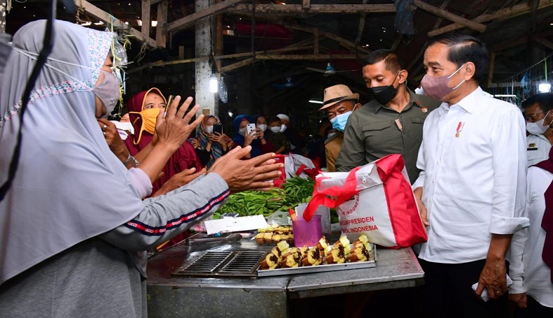 Serahkan Bansos di Pasar Sukamandi Subang, Jokowi: Jangan Sampai Daya Beli Rakyat Turun 