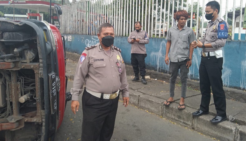 Truk Boks Terguling Timpa Angkot di Cibinong, 1 Orang Terluka