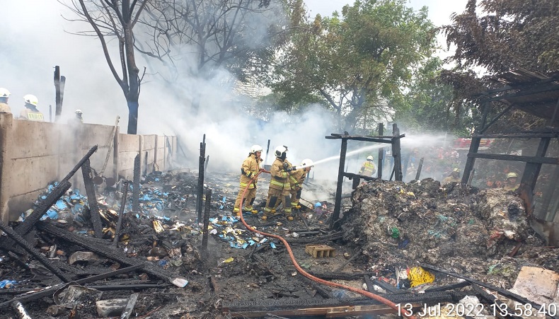 Rumah dan Lapak Barang Bekas di Jaktim Terbakar akibat Korsleting Listrik, Kerugian Rp200 Juta