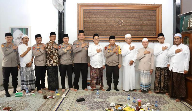  Kapolda Jateng Silaturahmi dengan Kiai di Rumah Gus Mus, Minta Didoakan jadi Polisi yang Baik