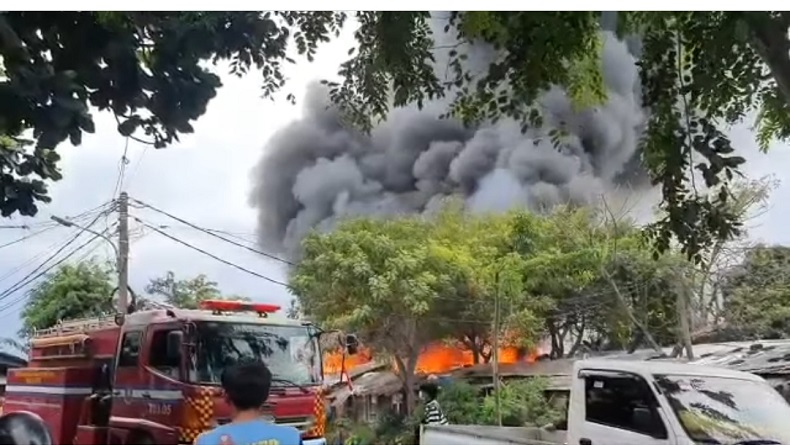 Kebakaran Landa Rumah di Cakung Jaktim, 65 Petugas Damkar Dikerahkan