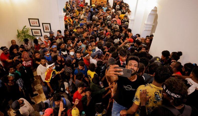 Bentrok 3 Jam dengan Tentara, Demonstran Duduki Kantor Perdana Menteri Sri Lanka