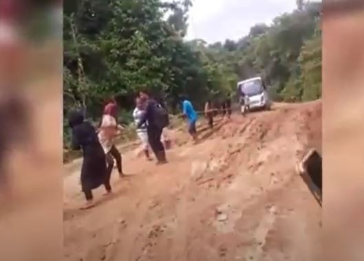 Viral Aksi Heroik Emak-Emak di Buton Utara Tarik Bus Terjebak Jalan Rusak