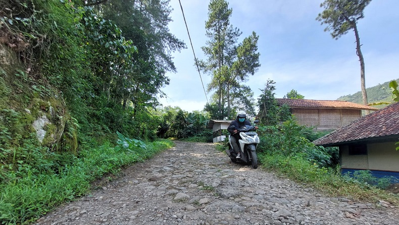 Warga Cililin di Perbatasan KBB-Bandung Bertahun-tahun Menderita akibat Jalan Rusak Parah