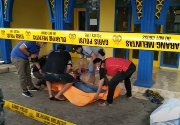 Sidoarjo Gempar, Mayat Pria Ditemukan Bersimbah Darah di Masjid